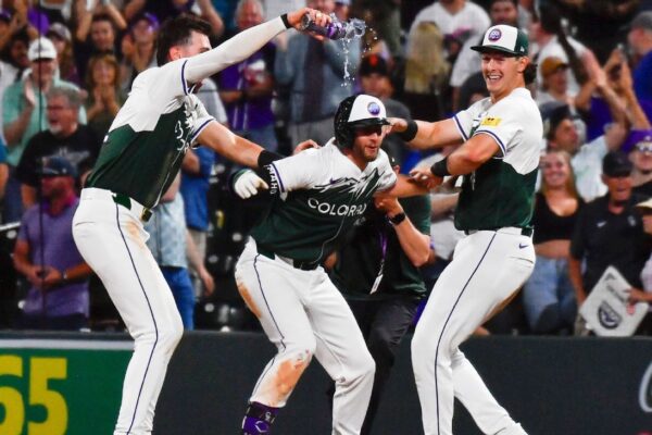 Los Rockies ganan la primera violación del reloj en la MLB